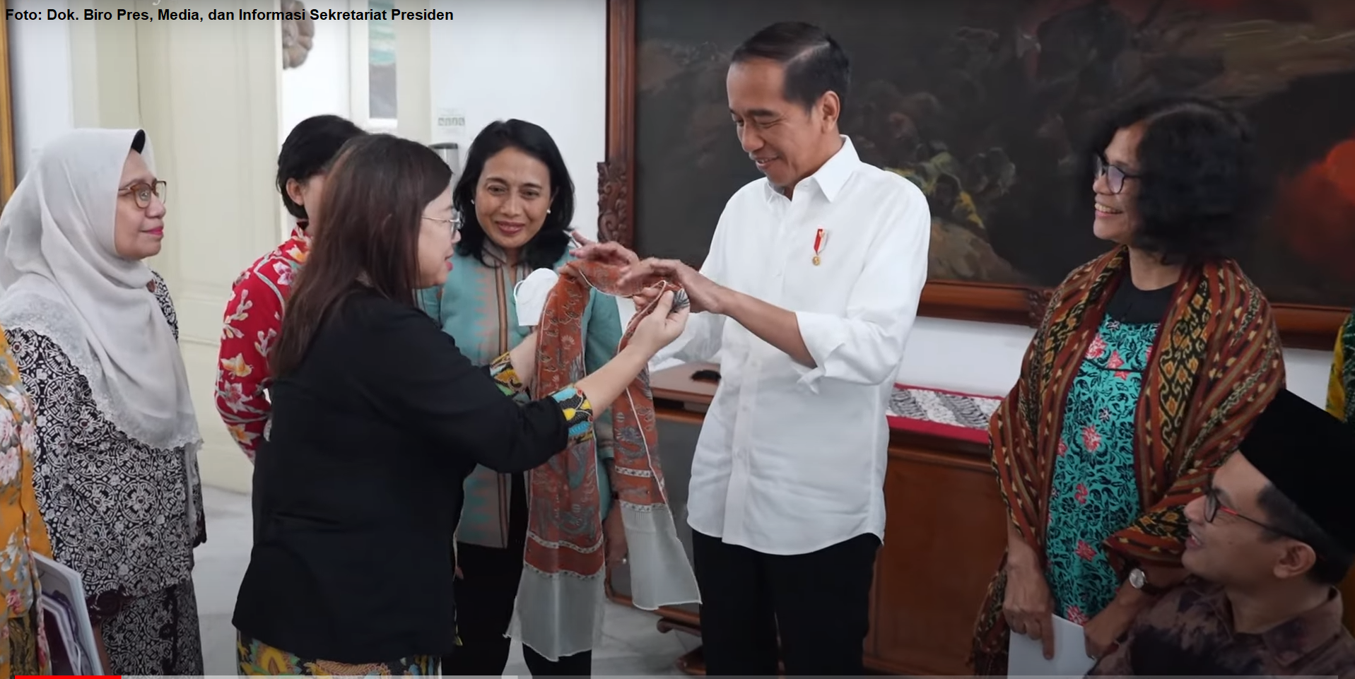 Apakah wajar jika istri diam-diam mentransfer sejumlah uang ke mantan  pacarnya tanpa sepengetahuan suami? - Quora